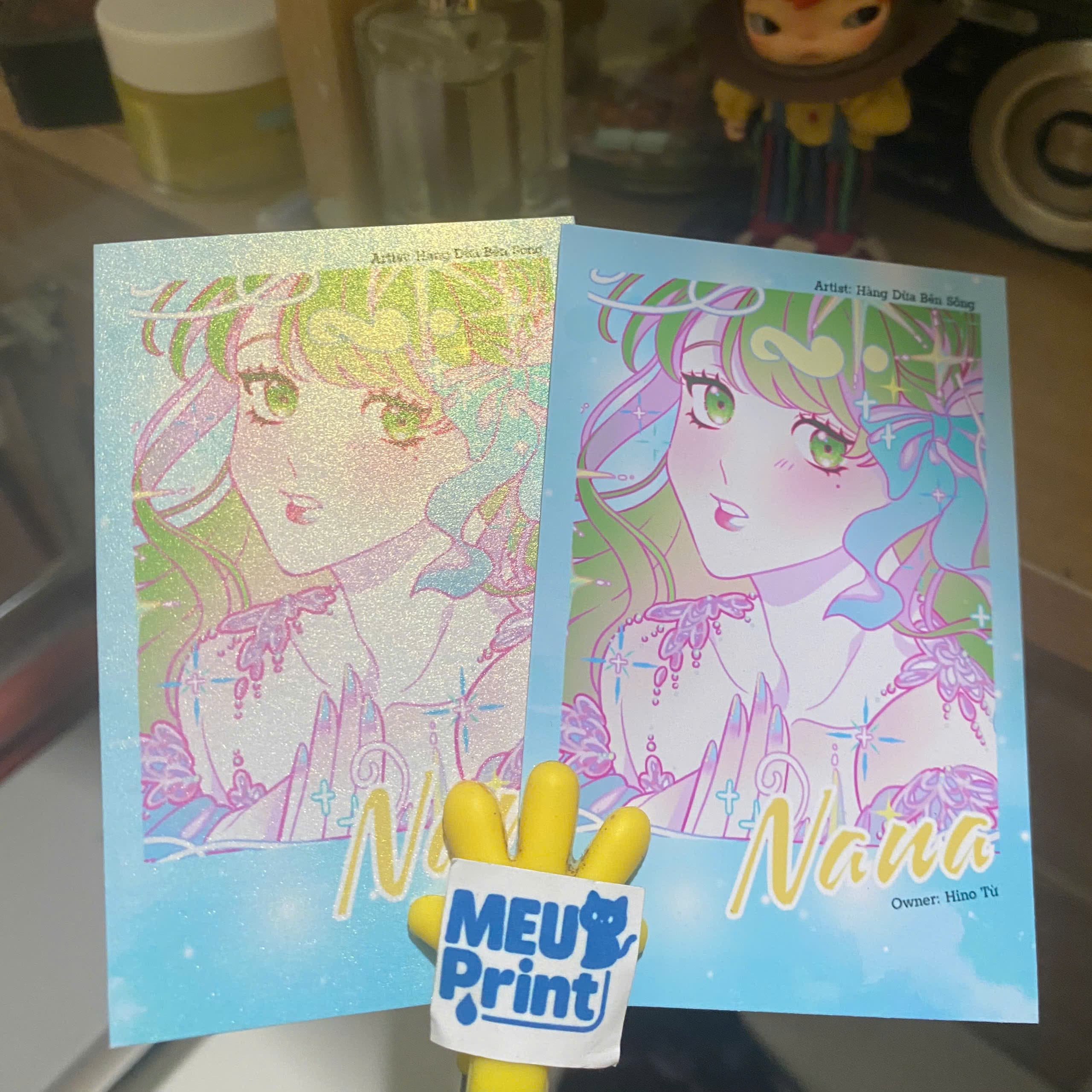 So sánh giấy ánh kim (bên trái) và giấy thường (bên phải)